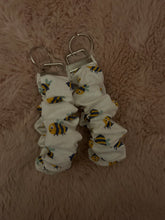 Load image into Gallery viewer, Bee scrunchy wristlet
